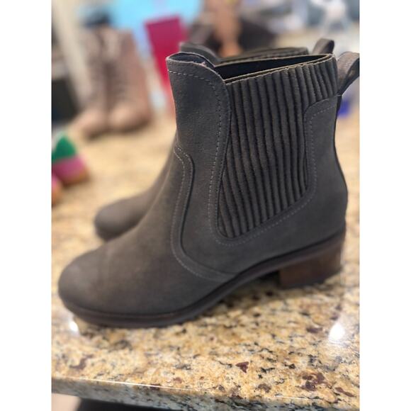 COLE HAAN Peetz Water Resistant Chelsea/Elastic Boot Size 9B Black Olive Suede - Picture 5 of 7